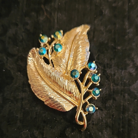 Coro Jewelry - Coro Vintage Goldtone Textured Leaves Brooch with Teal AB Crystal Accent Buds